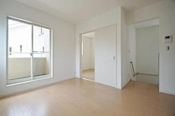 光を取りいれたリビング
南フランスの小さな街プロジェクト