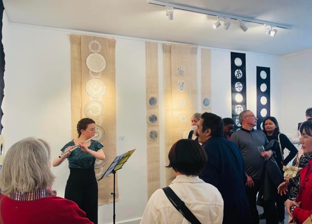 パリのアート展示様子の写真