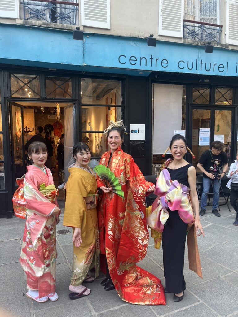 パリで開催された日本人アーティスト展会場風景