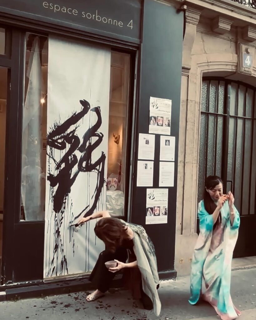 パリ中心部のギャラリーで開催された日本人アーティストのアート展