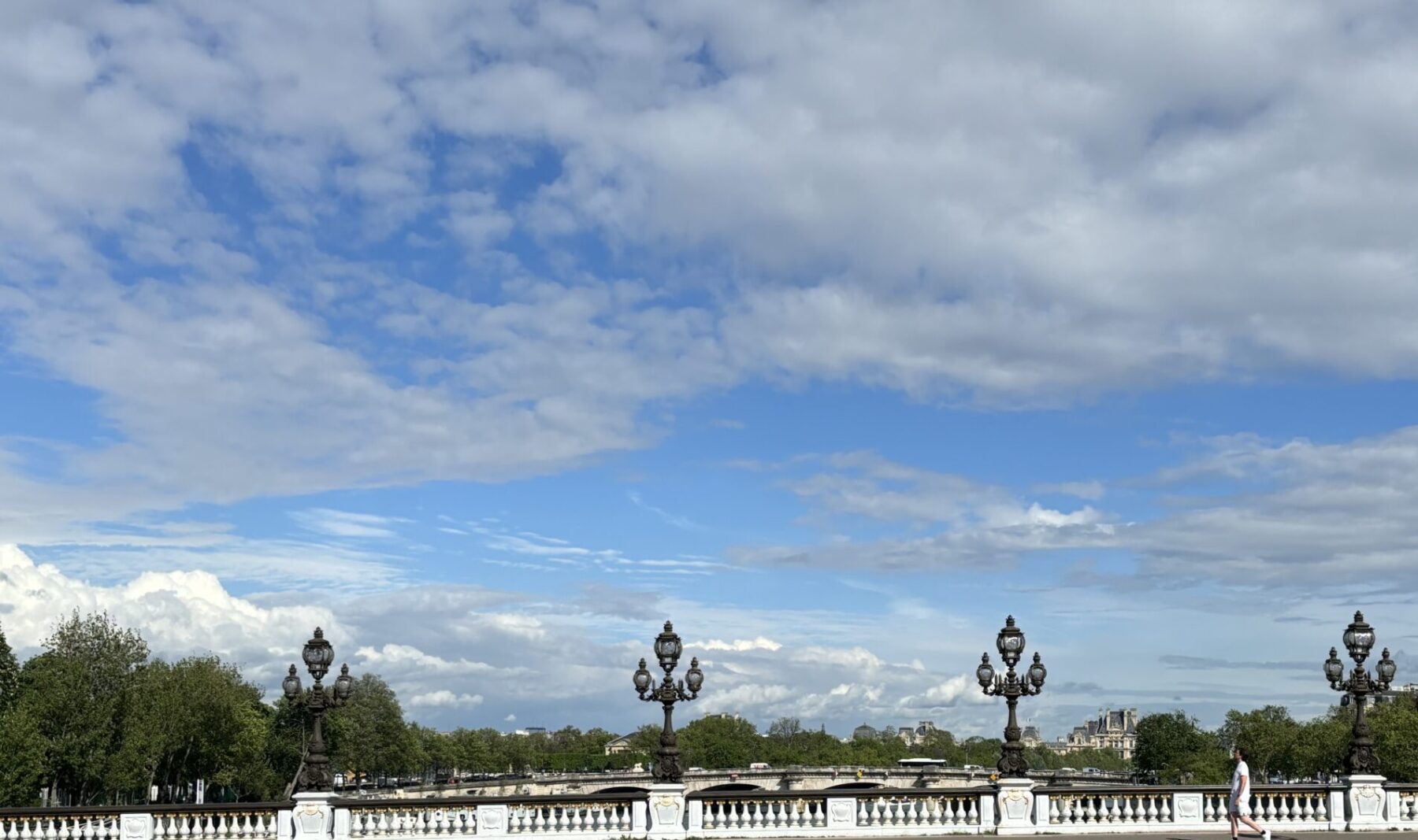 パリの端から望む空と街並み